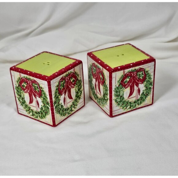 Mainstreet Collection Christmas Wreath Salt and Pepper Shakers - Picture 5 of 6